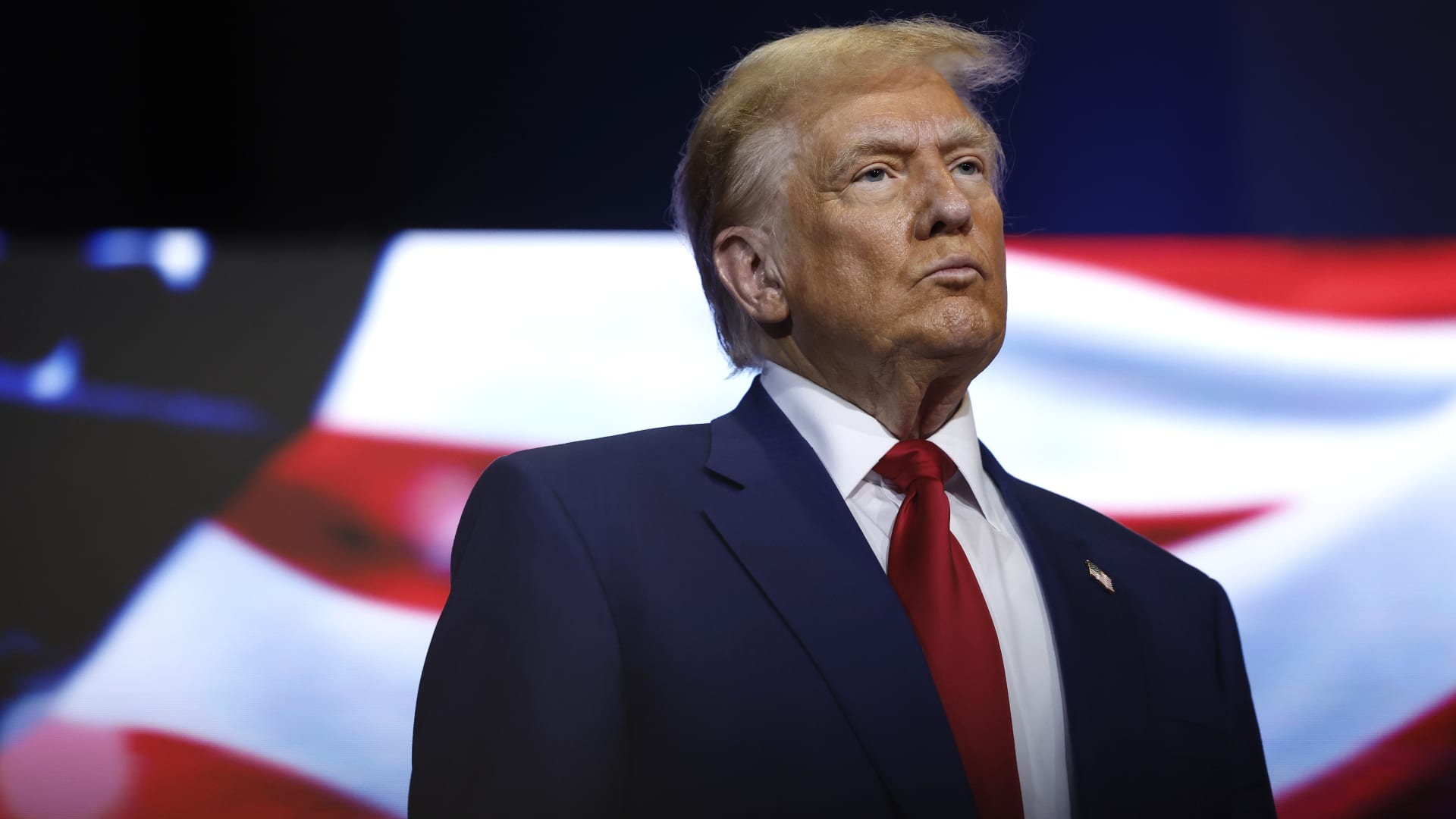 ضاحي خلفان يعلق على دعوة ترامب لإيران بالاستسلام واستمرارها بضرب الدول العربية