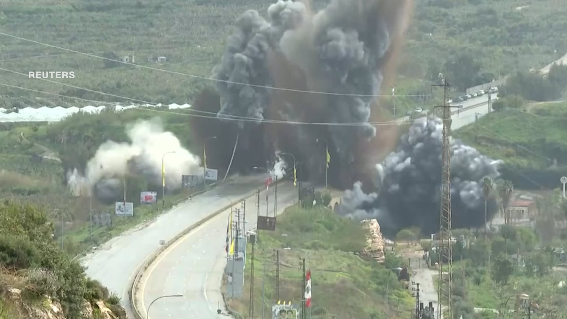لحظة قصف إسرائيل جسرًا حيويًا فوق نهر الليطاني في لبنان
