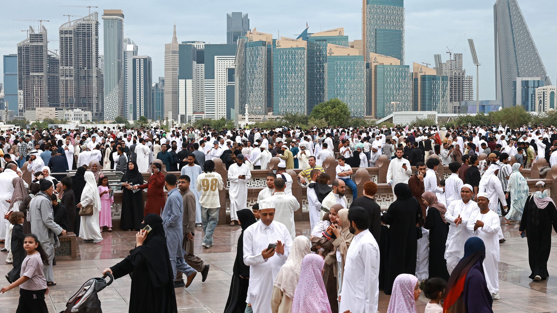 كيف بدت الحياة في مدن الخليج العربية بعيد الفطر وسط الحرب؟