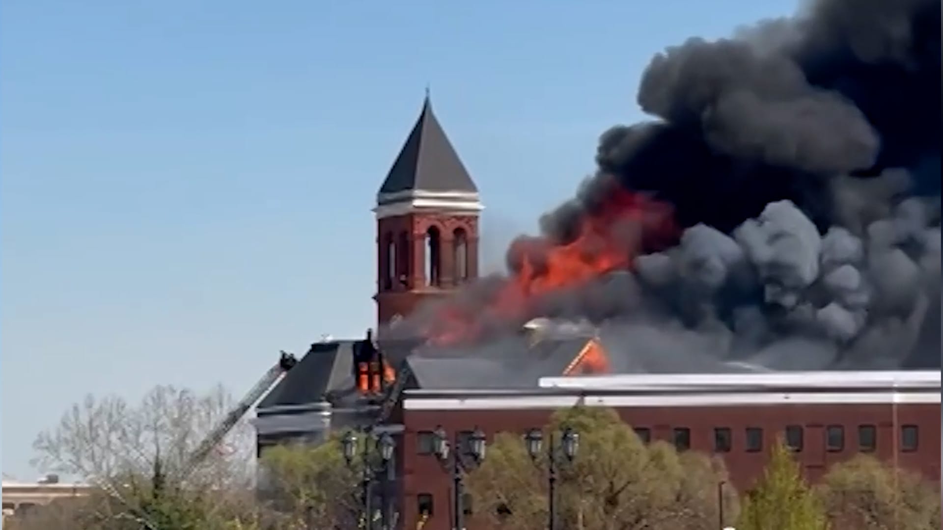 ألسنة اللهب تلتهم مبنى محكمة تاريخية في جورجيا