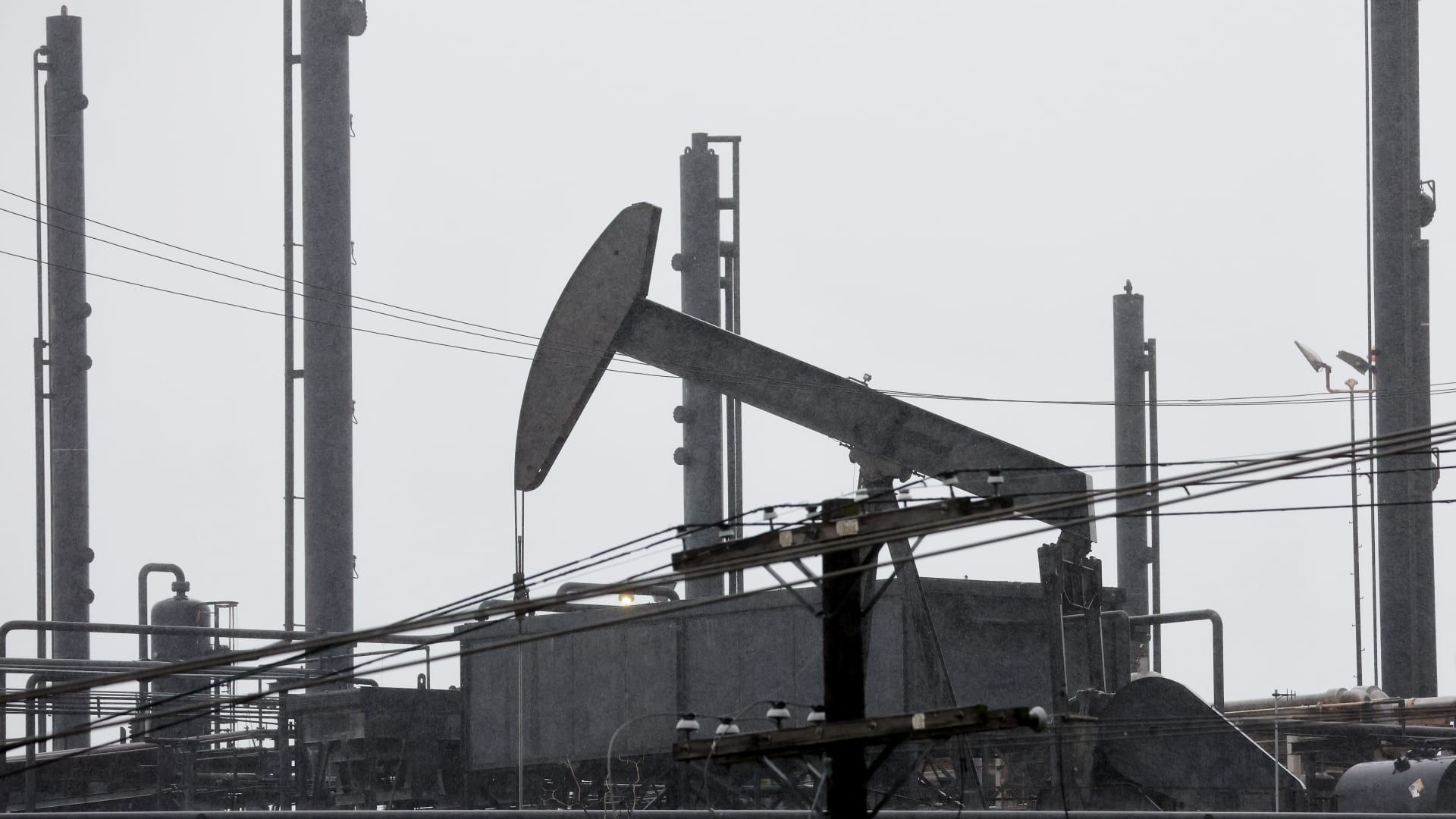 تقلبات أسعار النفط عبر عقدين.. كيف تعكس الأزمات العالمية مسار خام برنت؟