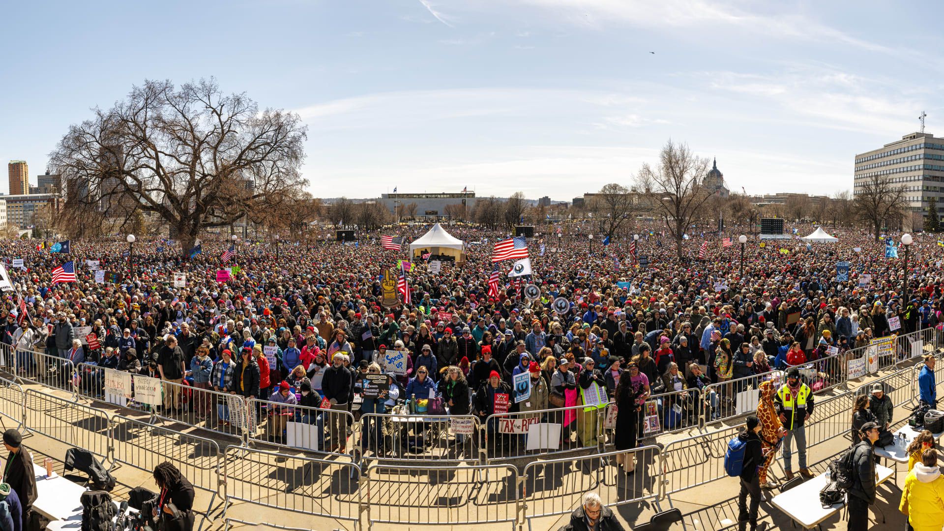 3 آلاف مظاهرة.. حشود غفيرة تشارك في احتجاجات "لا ملوك" ضد إدارة ترامب