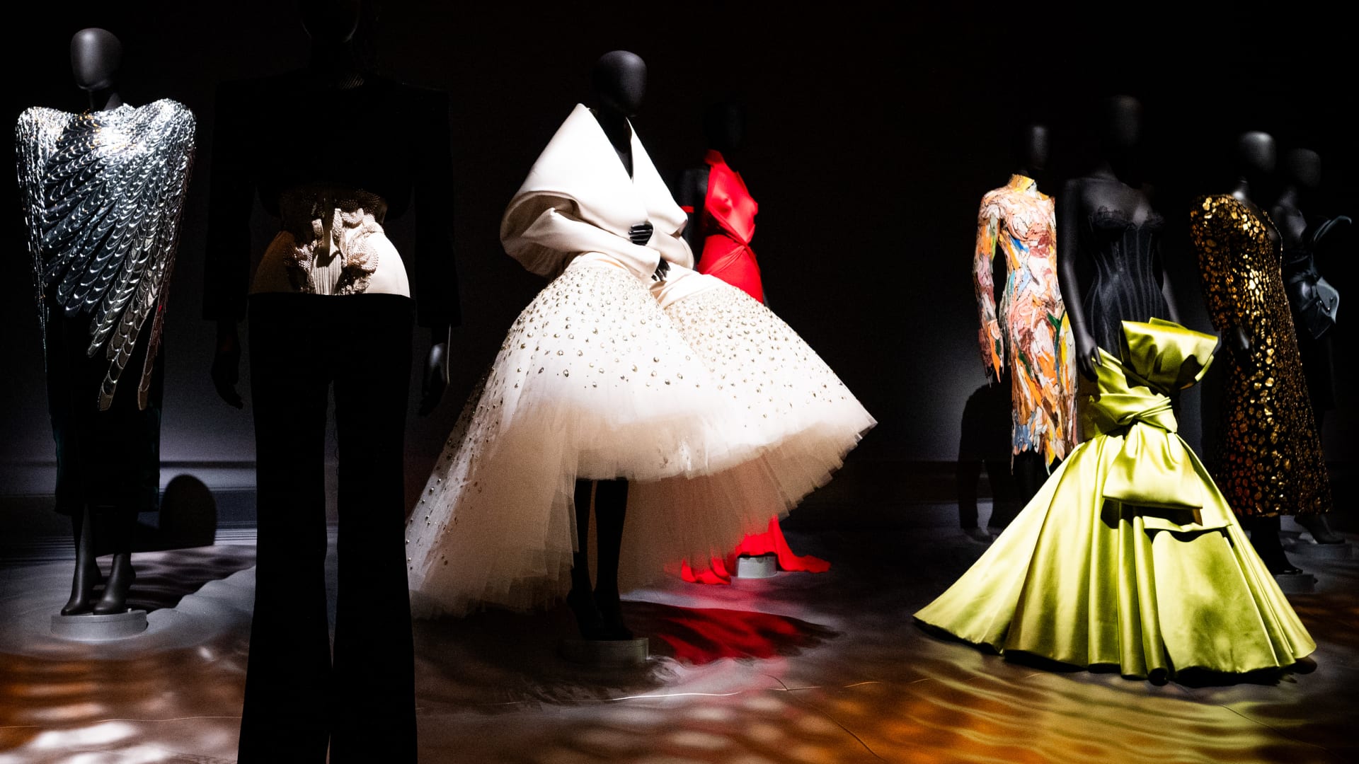 بعد أكثرمن 50 عامًا على رحيلها… إرث إلسا سكاباريللي الصادم يتجدد في لندن