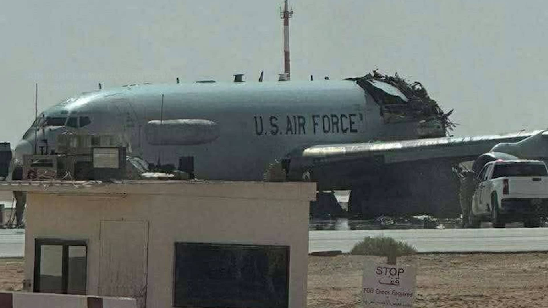 صور متداولة تظهر طائرة رادار أمريكية مُتضررة جراء ضربة إيرانية بالسعودية