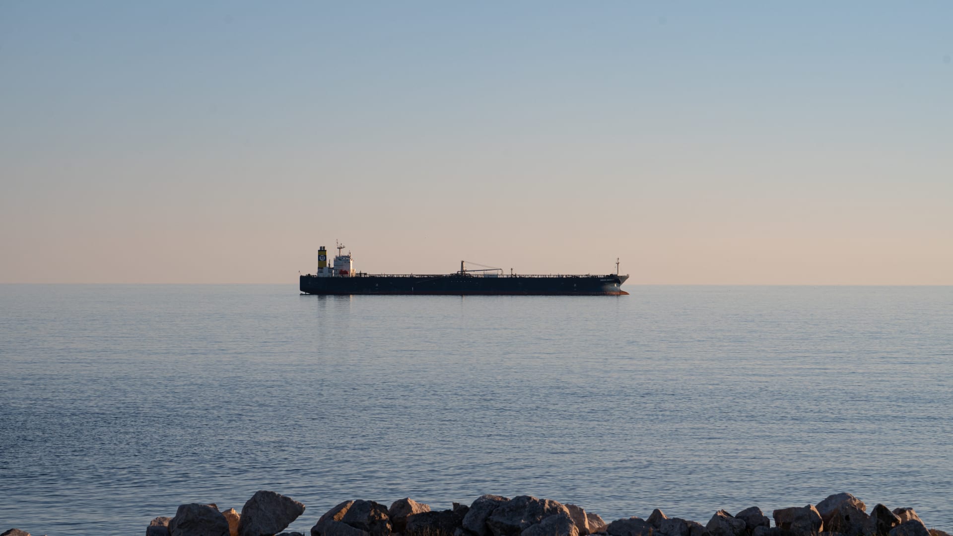 استهداف ناقلة نفط كويتية قرب دبي بطائرة مسيّرة إيرانية