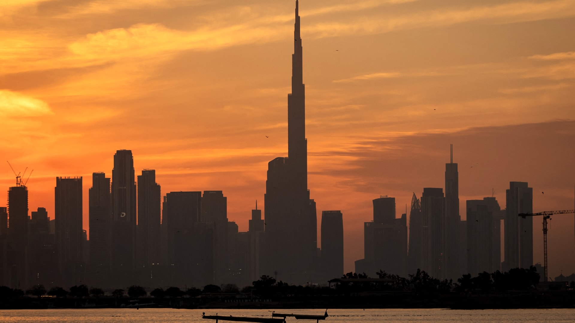 دبي: لا تسريب نفطي جرّاء استهداف ناقلة كويتية قرب الإمارة