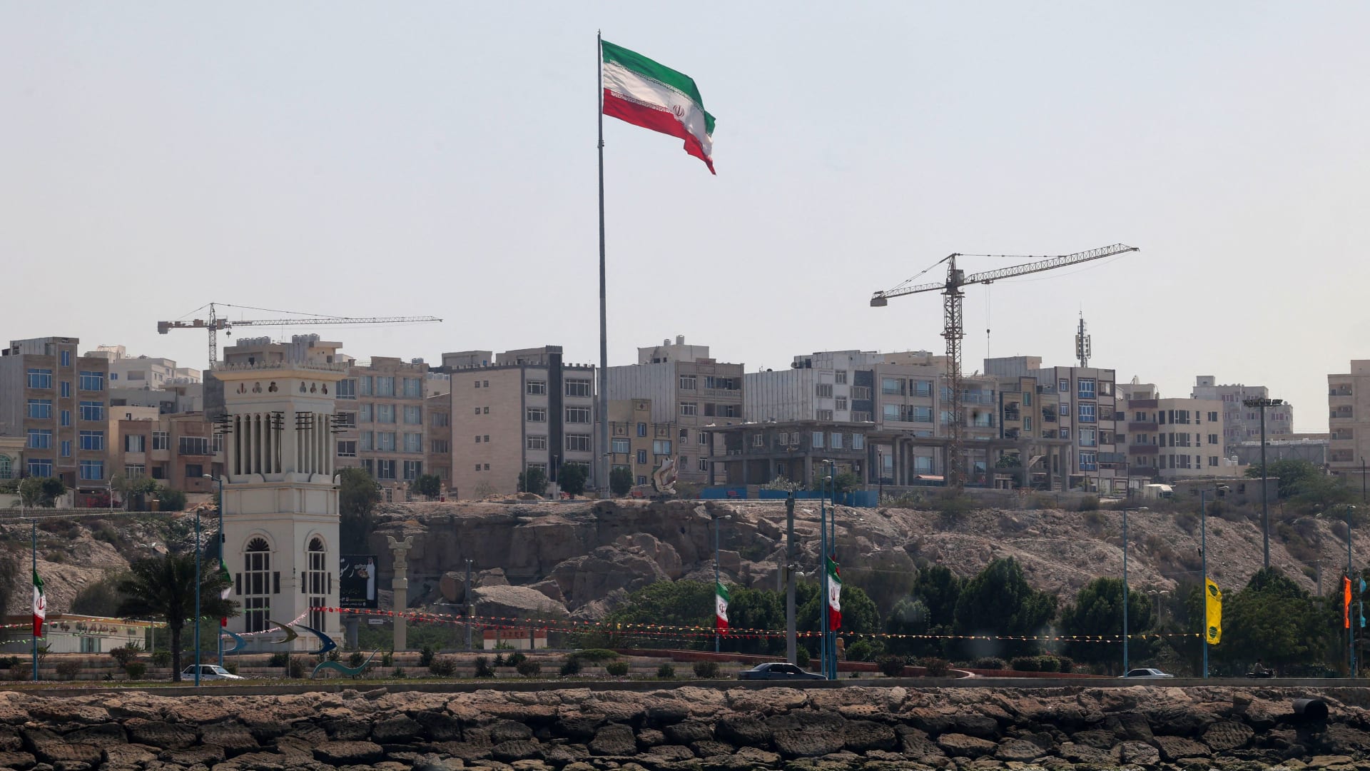 مسؤول إيراني: محطة تحلية مياه في جزيرة قشم خرجت عن الخدمة نتيجة غارة جوية