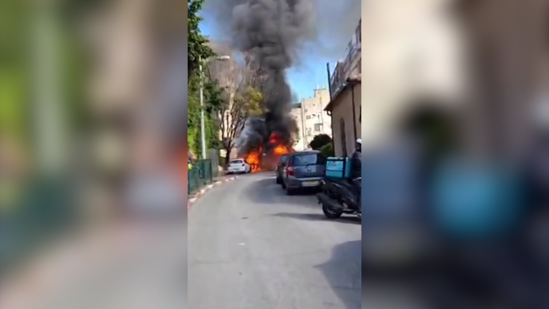 شاهد.. سيارات تحترق في تل أبيب بعد سقوط شظايا صواريخ عنقودية إيرانية