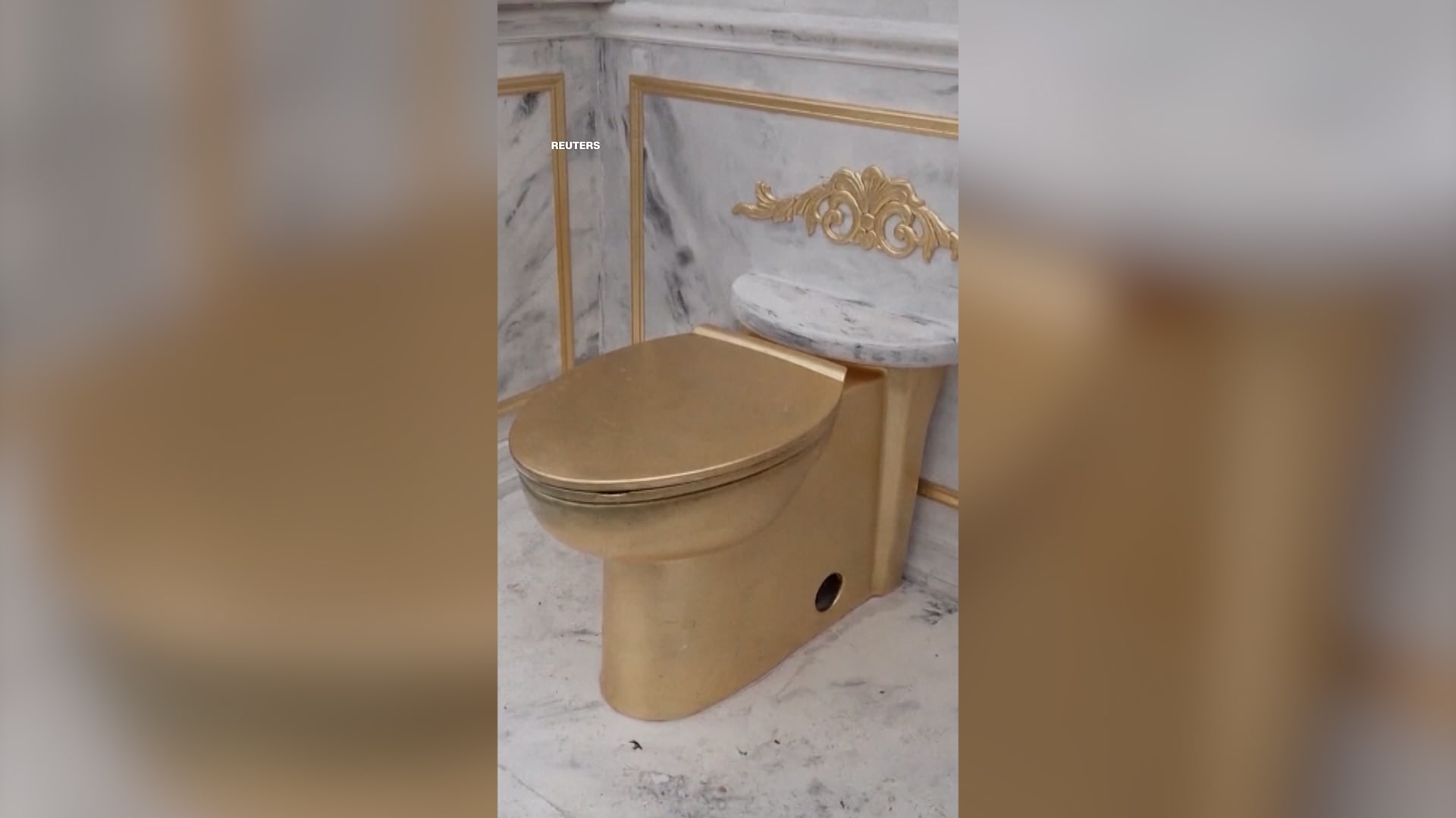 وُضع مرحاض ذهبي في واشنطن احتجاجًا على تجديدات البيت الأبيض