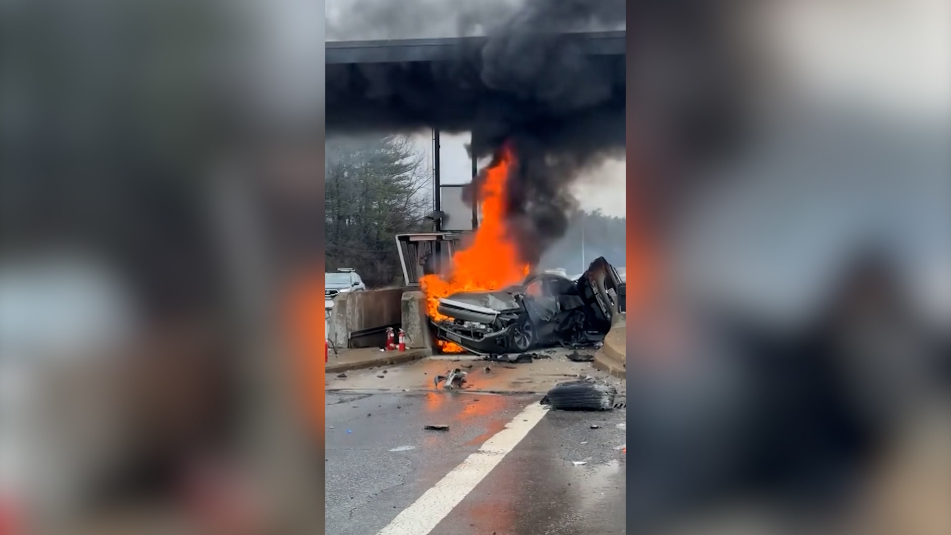 شاهد.. شرطي ومارة ينقذون سائقًا من سيارة مشتعلة بعد اصطدامها ببوابة رسوم