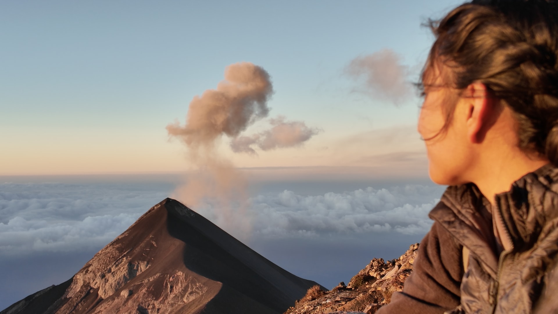 شاهد كيف يقوم المتنزهون بتسلق بركان نشط في غواتيمالا