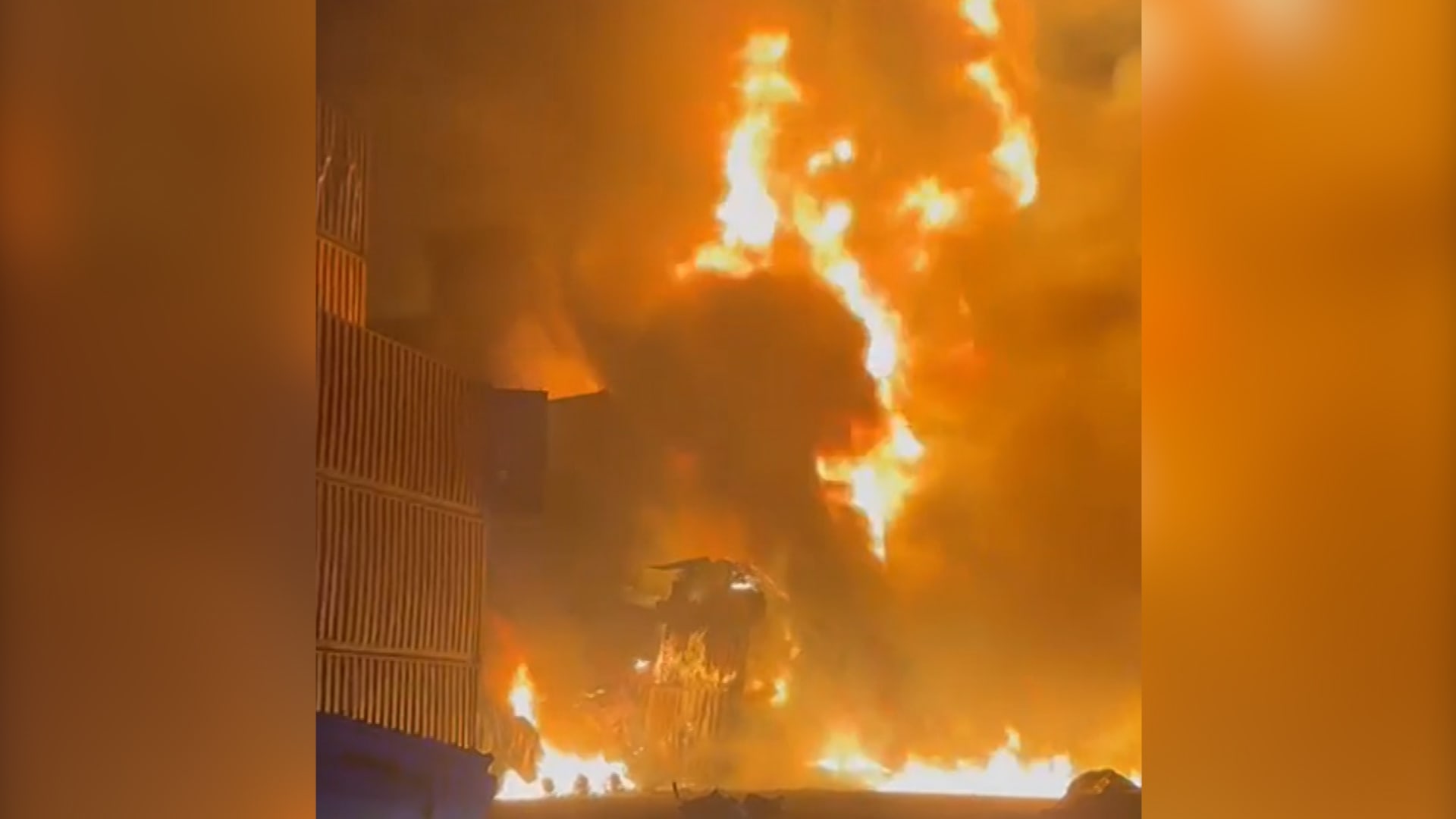 نيران تلتهم حاويات شحن بميناء أوكراني.. ومسؤولون: مسيرات روسية هاجمتها