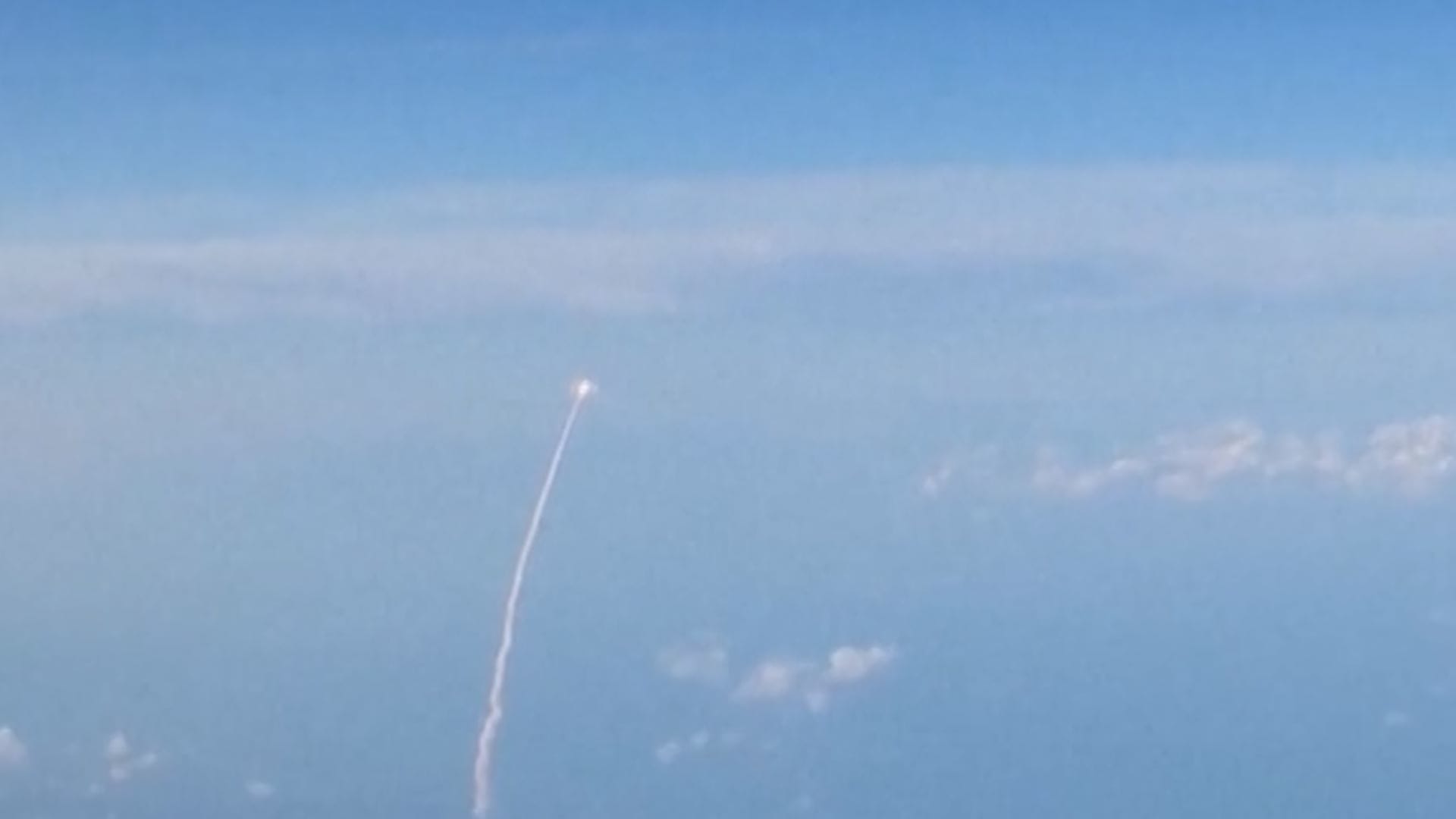 راكبة توثق إطلاق "أرتميس 2" من نافذة الطائرة