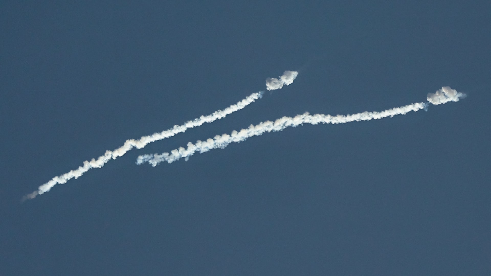 أبوظبي: إصابة 12 شخصا من الهند ونيبال بشظايا صاروخ بعد إسقاطه