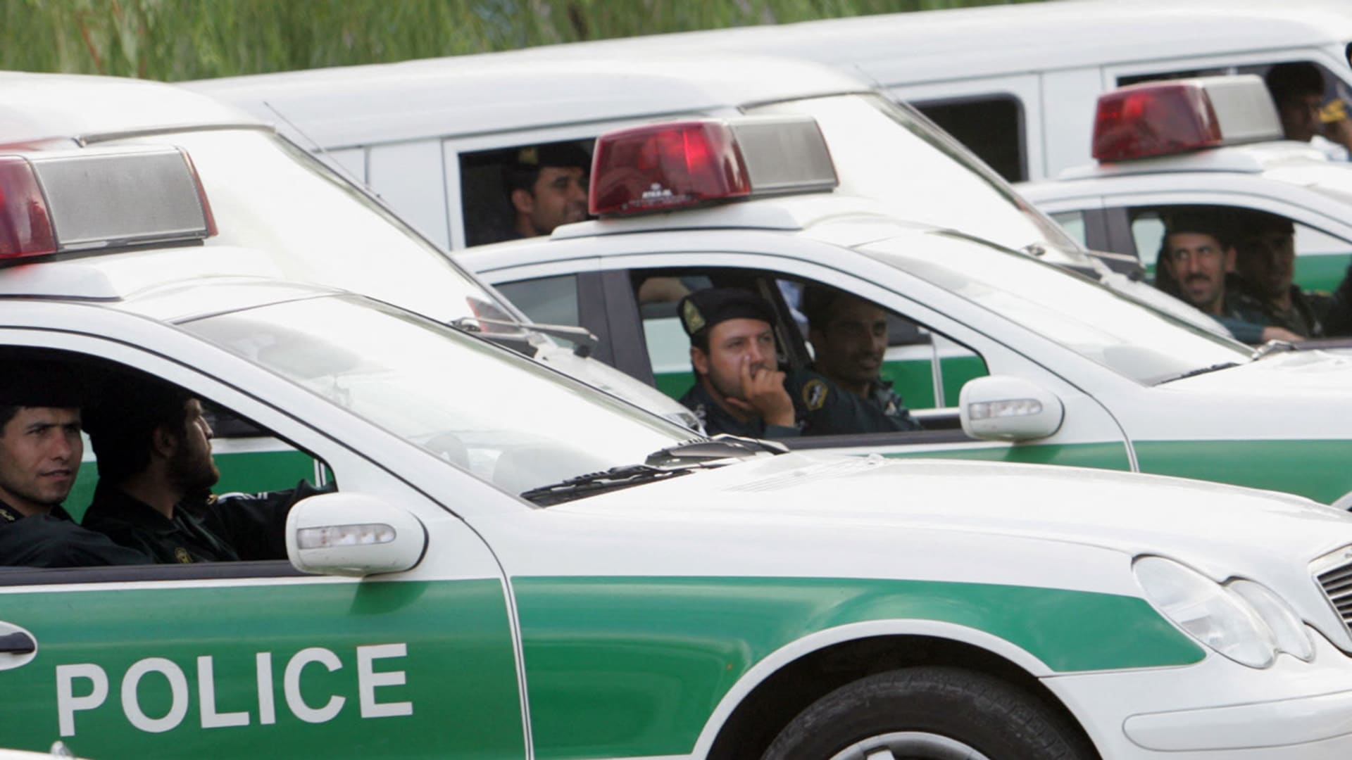 لقطات يبدو أنها تُظهر الشرطة الإيرانية تطلق النار على مروحيات عابرة