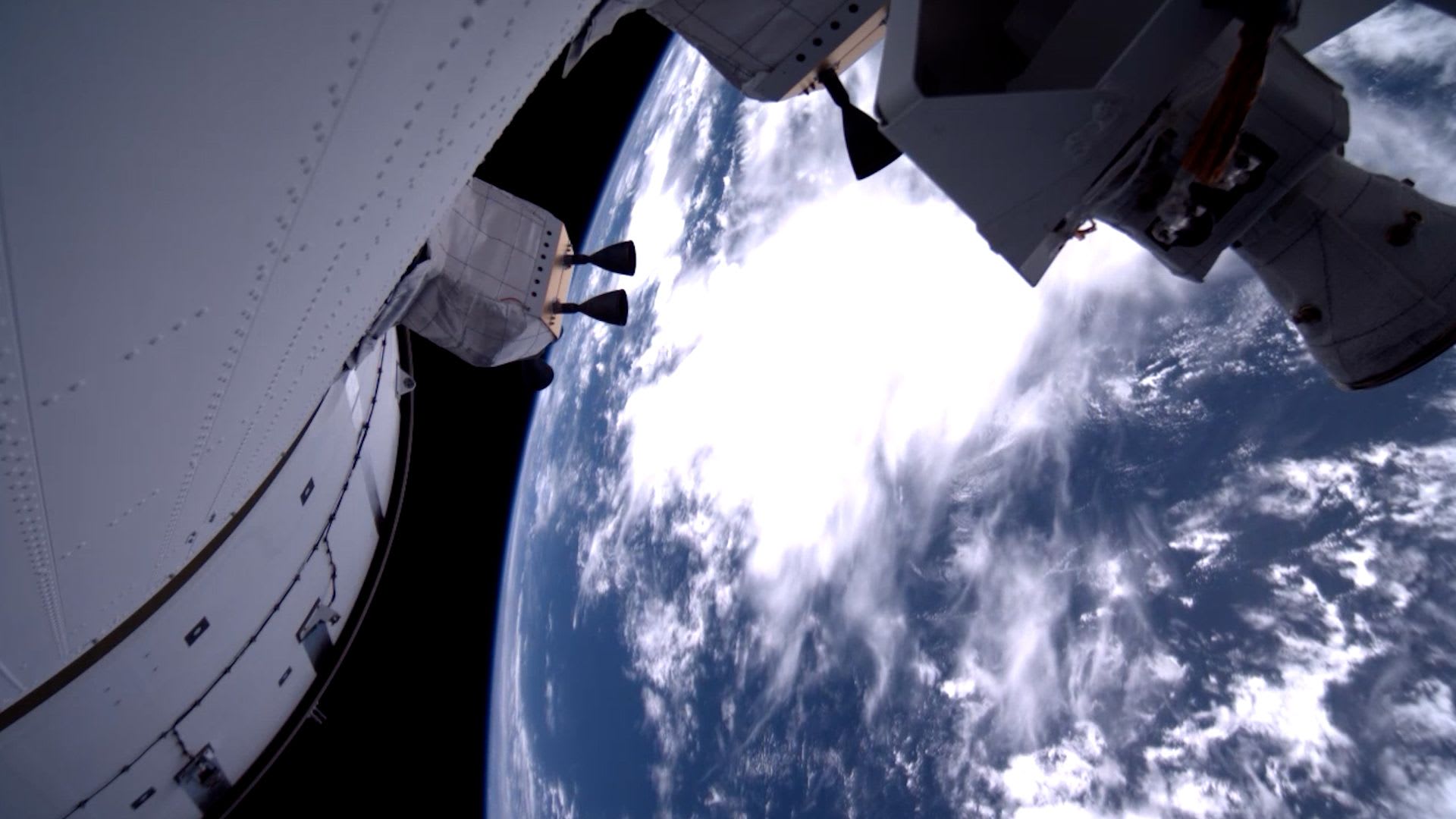 مركبة "أرتميس 2" تكشف عن مشهد مذهل للأرض لحظة تنفيذها مناورة في الفضاء