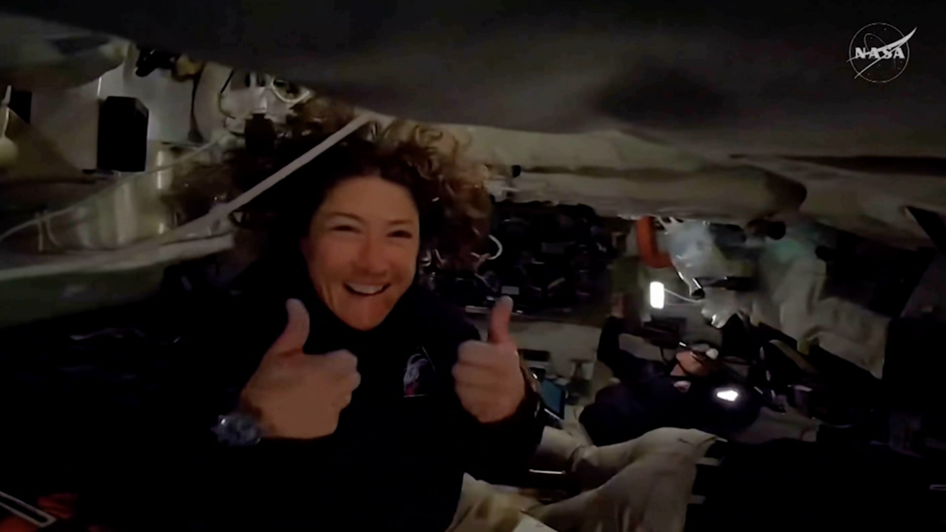 في بث مباشر.. طاقم كبسولة "أوريون" يُفرغ مياه الصرف الصحي في الفضاء