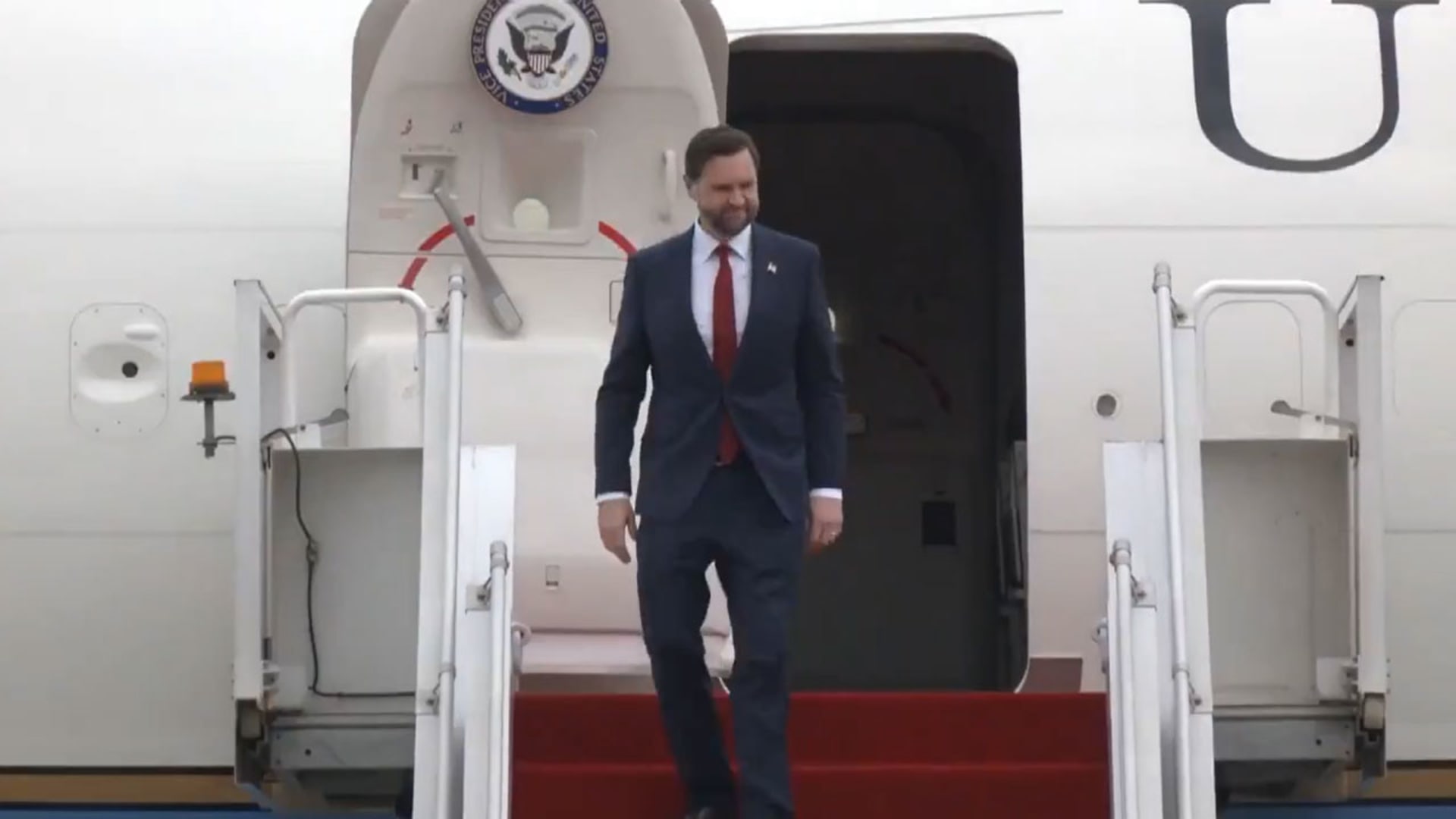 فيديو وصول الوفد الأمريكي لمحادثات إيران في باكستان