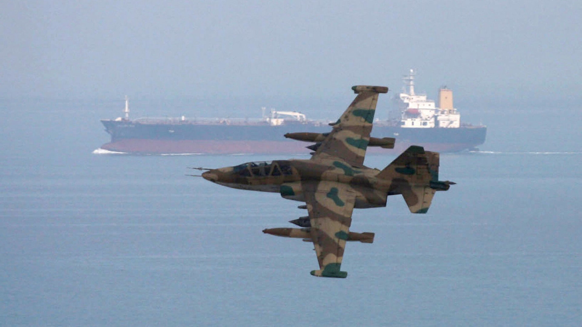 آلة النفط الإيرانية "تأثرت ولكن لم تُكسر" بالحصار البحري الأمريكي.. تحليل يوضح