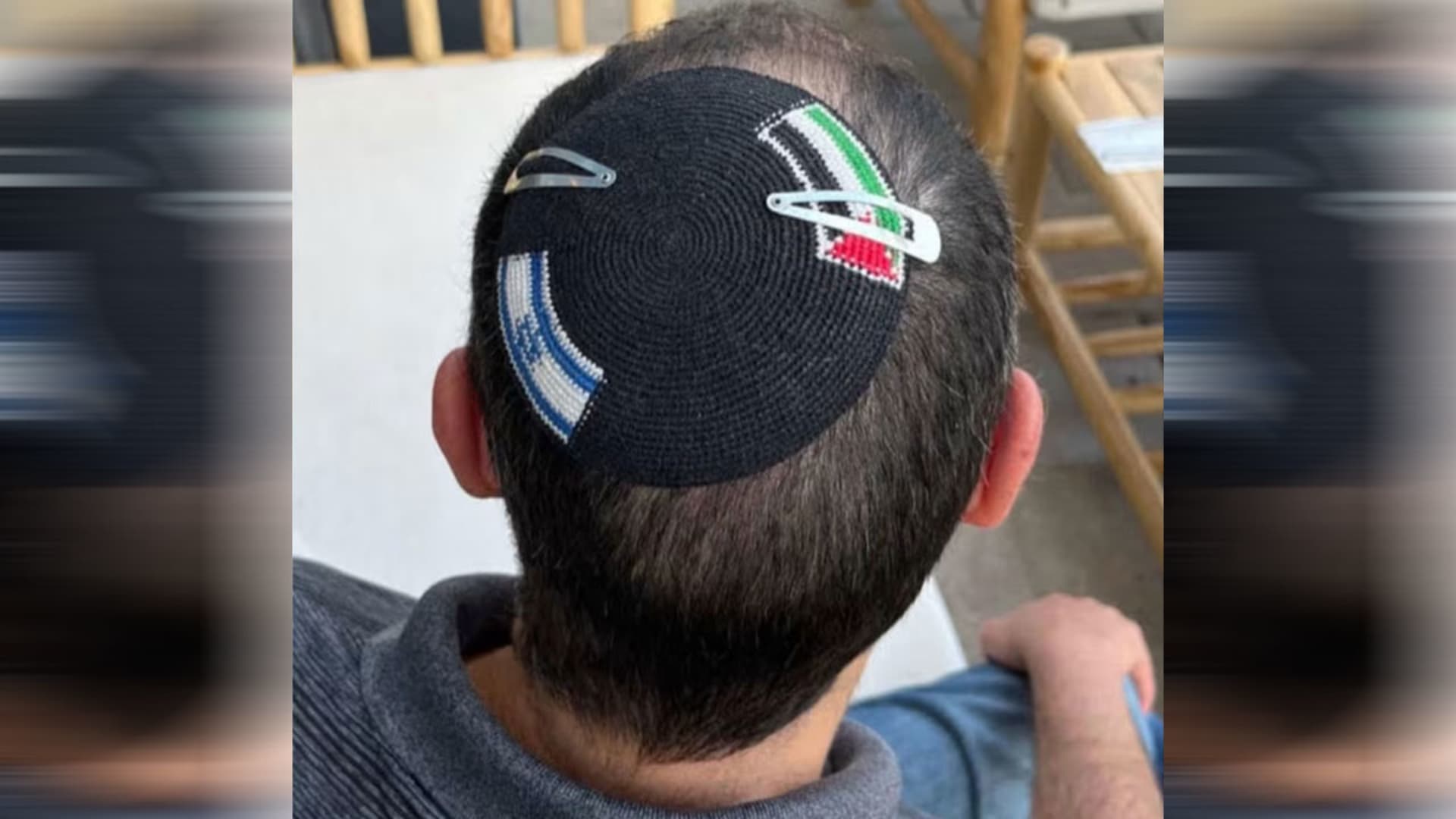 رجل يهودي يعلق لـCNN بعد احتجازه لارتداء "كيباه" تحمل العلمين الإسرائيلي والفلسطيني