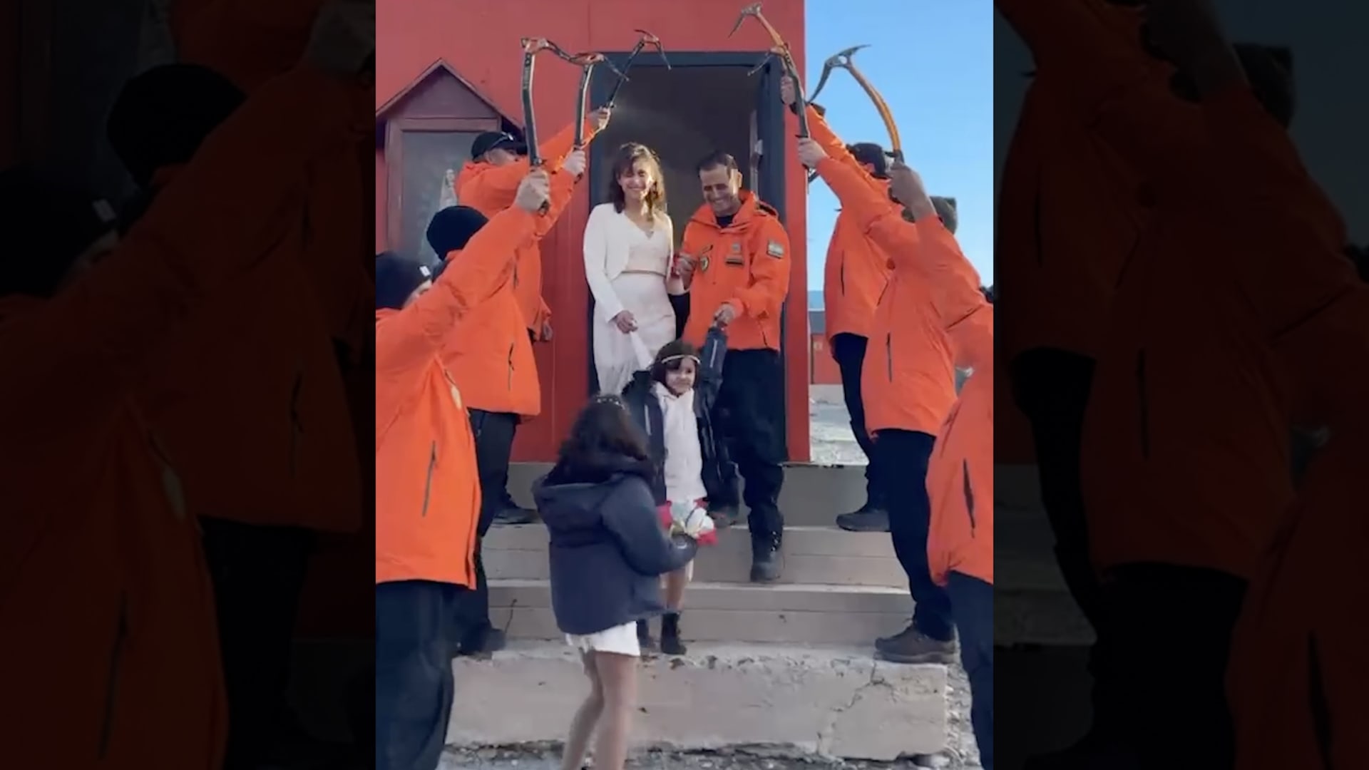 زوجان يعقدان زفافهما الديني في أقصى بقاع الأرض: القارة القطبية الجنوبية