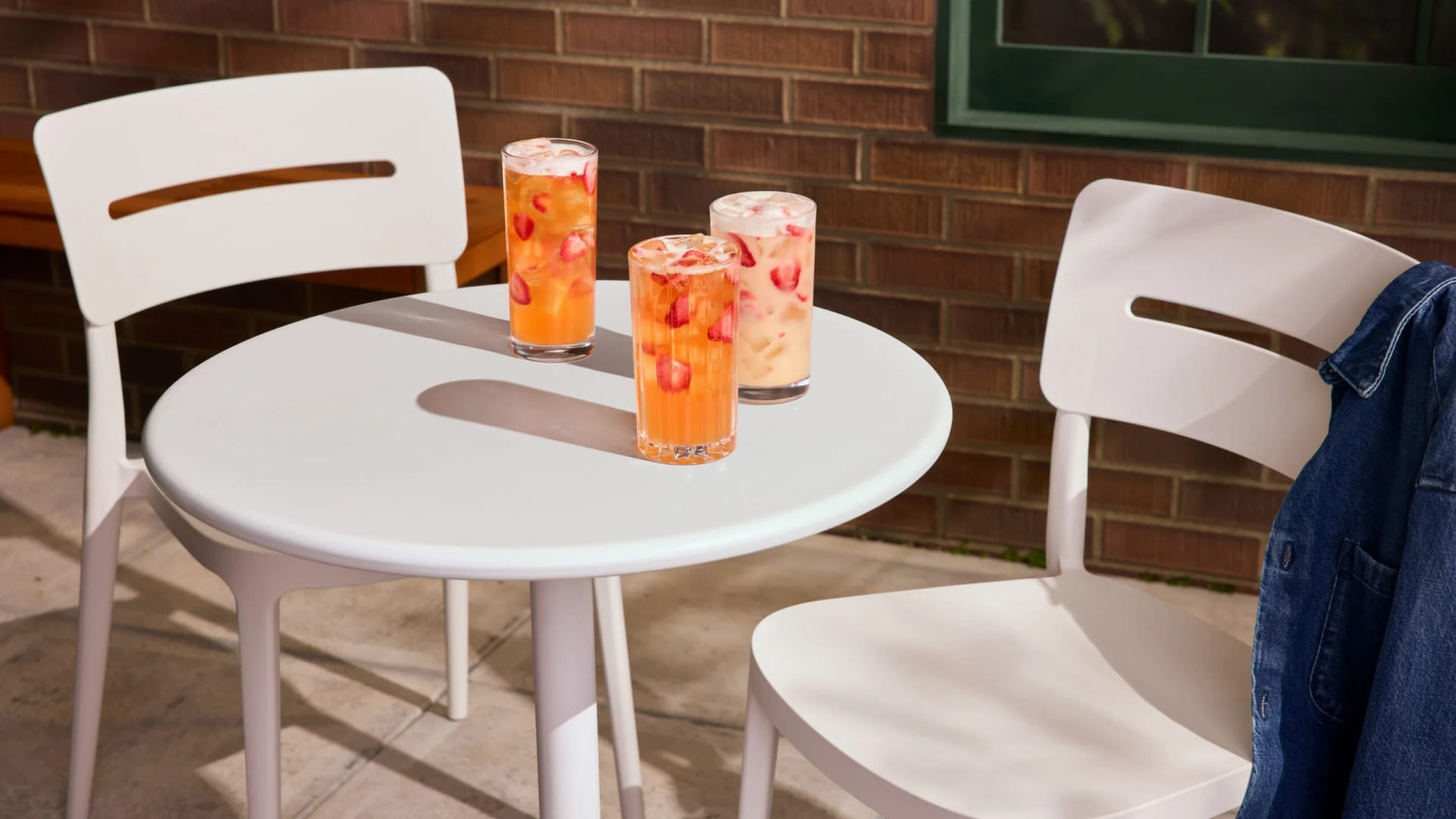 من قوائم "ستاربكس" إلى "ماكدونالدز".. ما سر هيمنة هذه المشروبات الزاهية؟