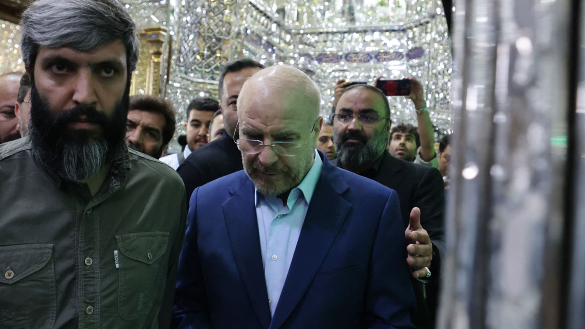 رئيس برلمان إيران يخاطب وزير دفاع أمريكا بخريطة توضح استحالة حصار بلاده