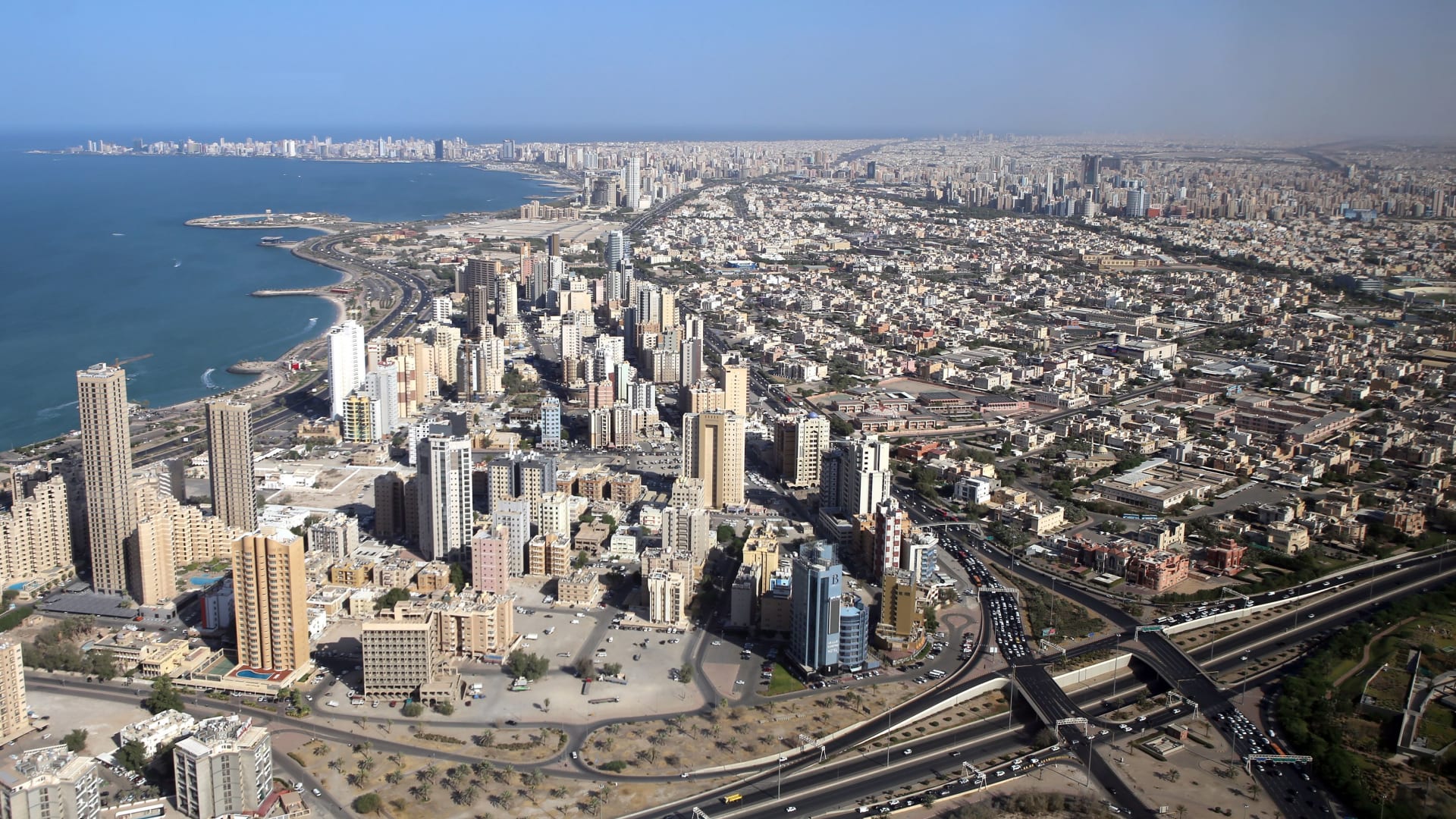 الجيش الكويتي يعلن التعامل مع مسيرات معادية في أجواء البلاد