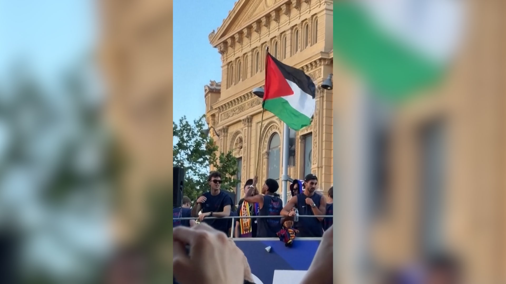 لامين يامال يلوّح بالعلم الفلسطيني خلال احتفالات برشلونة باللقب