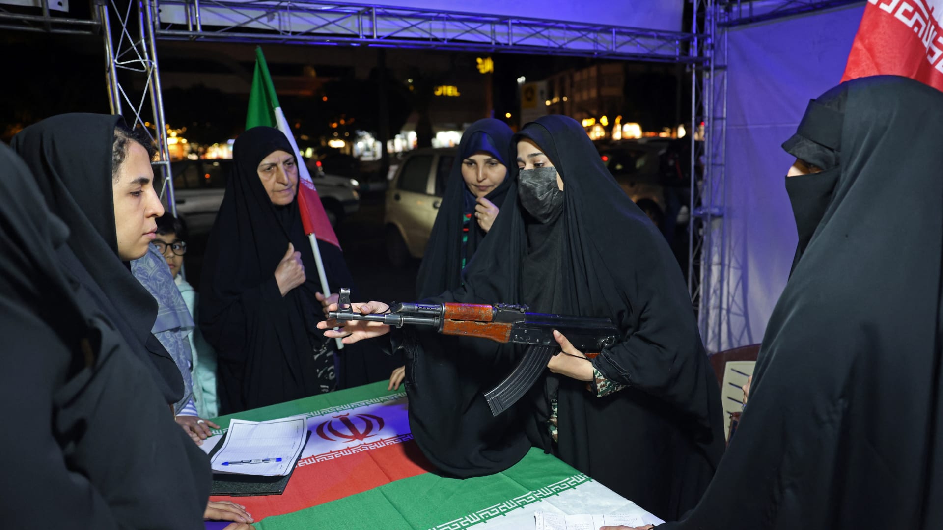 إيران: استعراض البنادق في الشوارع وعلى شاشات التلفزيون