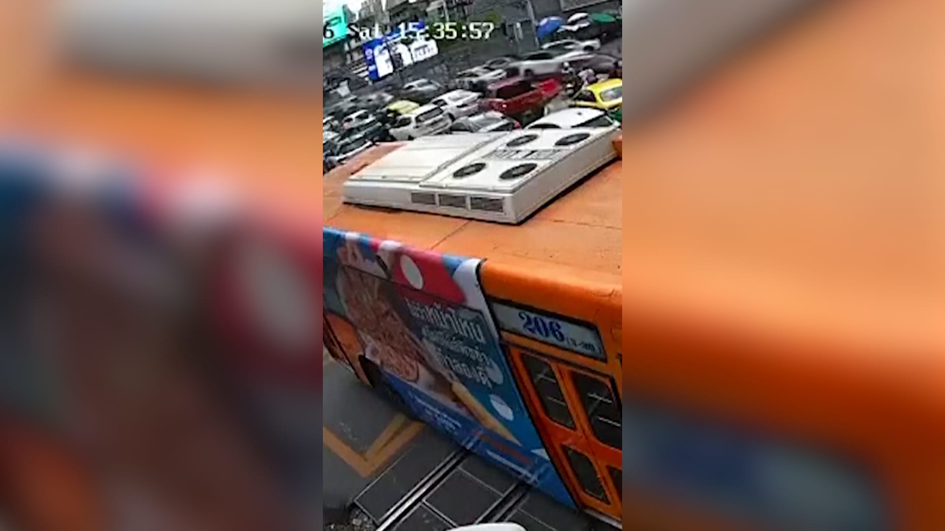 اصطدام قطار شحن بحافلة في بانكوك يخلف قتلى وجرحى.. وفيديو يظهر اللحظة