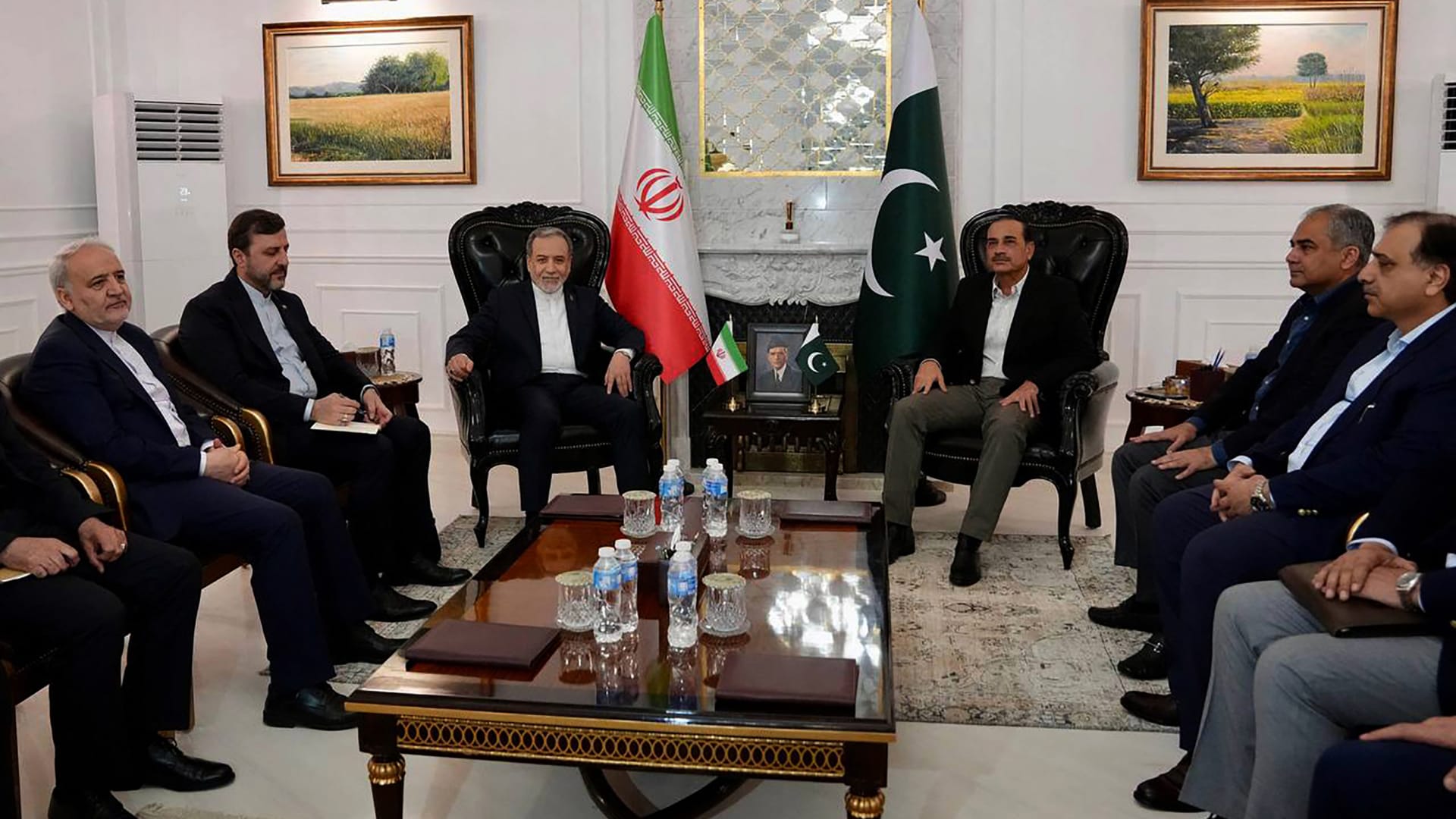 قائد جيش باكستان يصل طهران.. ومسؤولون إيرانيون: لا يعني بالضرورة التوصل لاتفاق