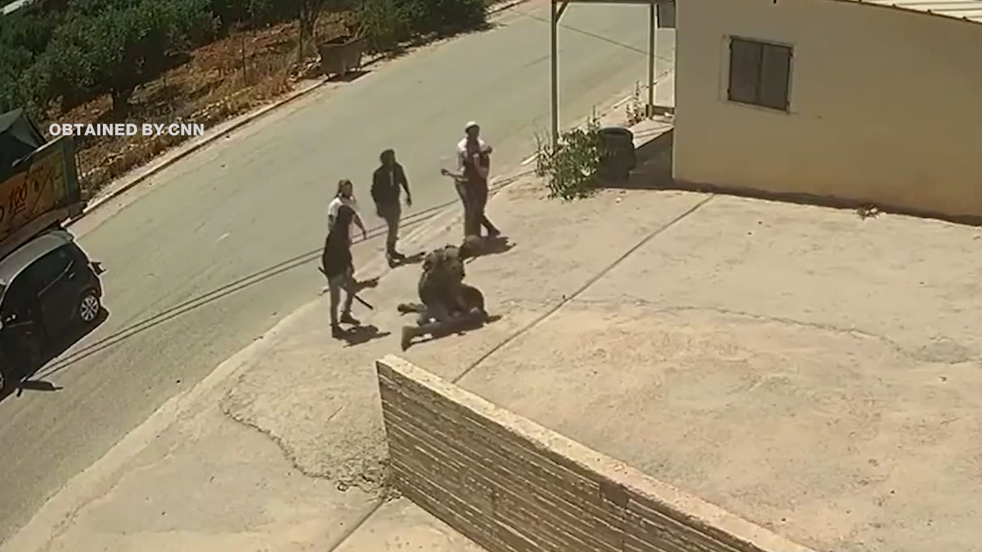 فيديو لمستوطنين وجندي إسرائيلي يضربون فلسطينيين حتى فقد أحدهما وعيه بالضفة