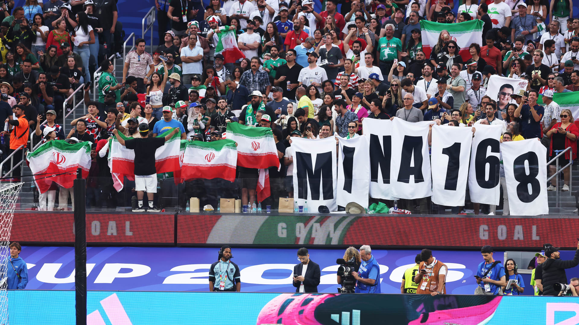"ميناب 168".. لافتة في مدرجات كأس العالم تستحضر ضحايا قصف مدرسة في إيران