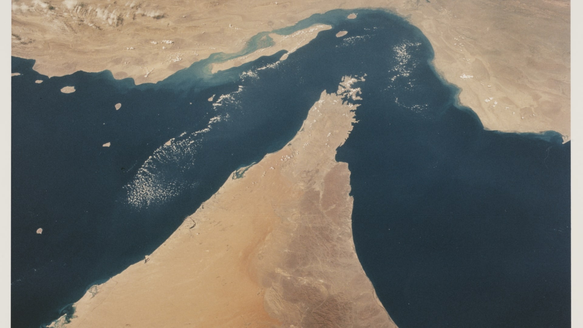 مسؤول أمريكي: واشنطن تُكثّف غاراتها على أهداف إيرانية بمحيط مضيق هرمز
