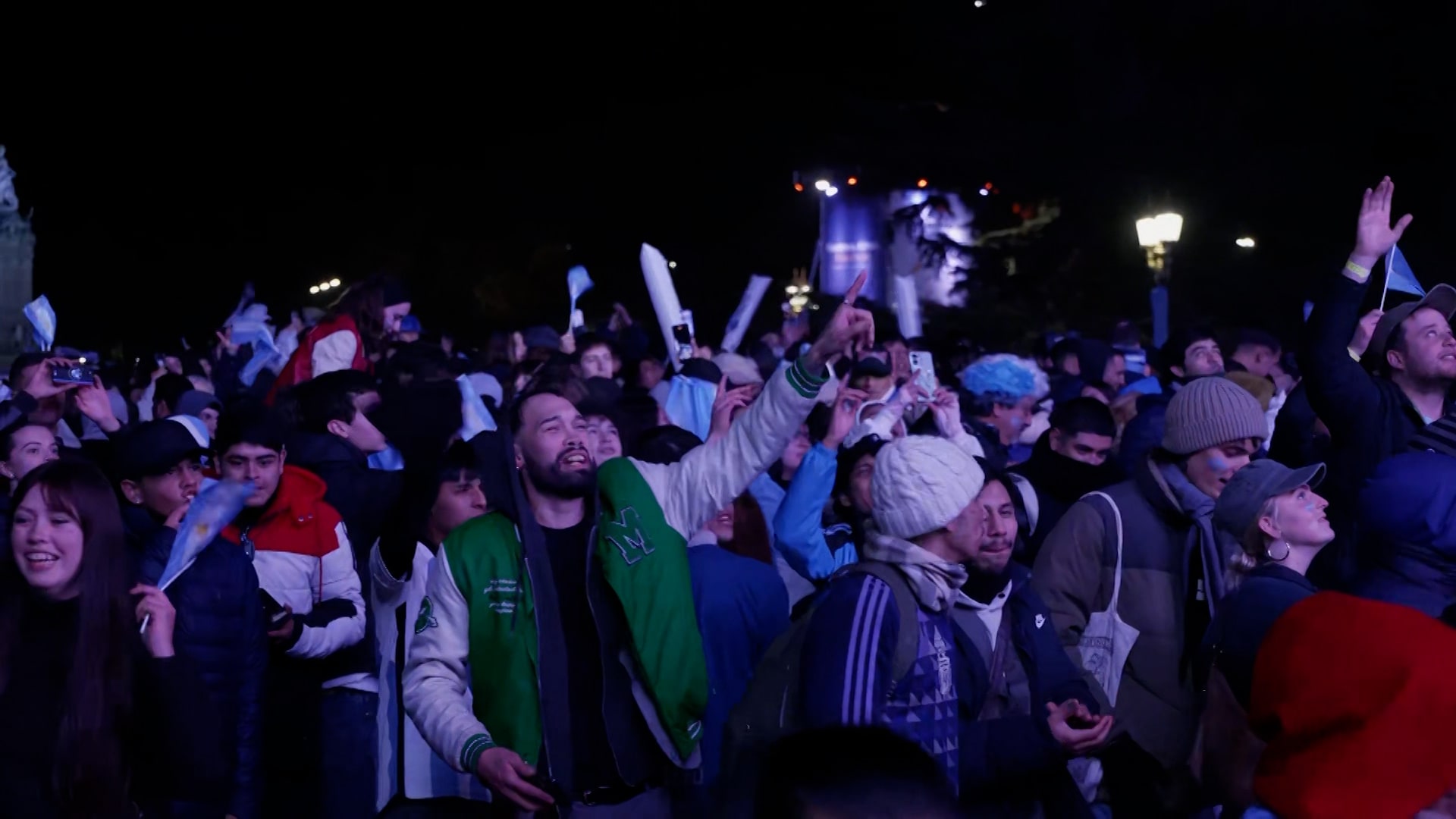 بوينس آيرس تشتعل فرحا..الأرجنتينيون يحتفلون بالفوز على الرأس الأخضر