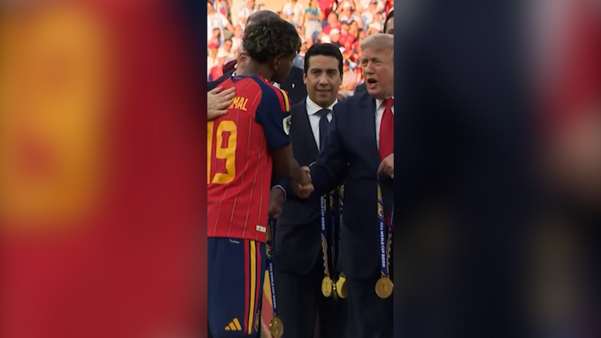 شاهد لحظة تقليد ترامب ميدالية الفوز للامين يامال بعد تتويج إسبانيا بلقب كأس العالم 2026
