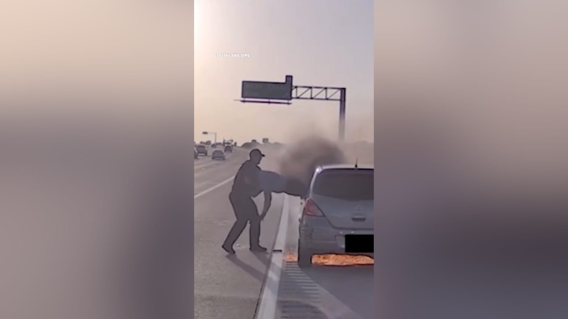 لحظات بطولية.. ضابط يسحب رجلاً بشجاعة من نافذة سيارة محترقة