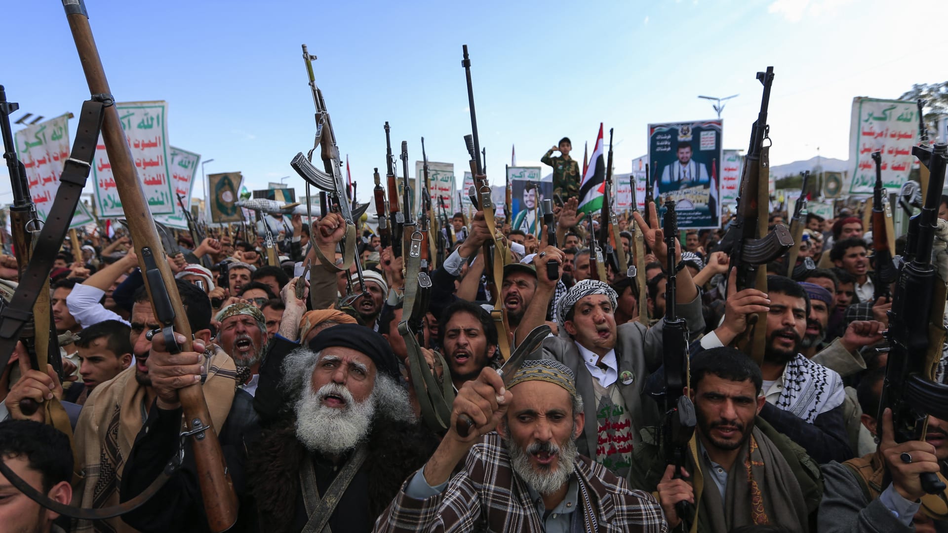أول تعليق لجماعة الحوثي بعد ضربات "التحالف" على الحديدة باليمن