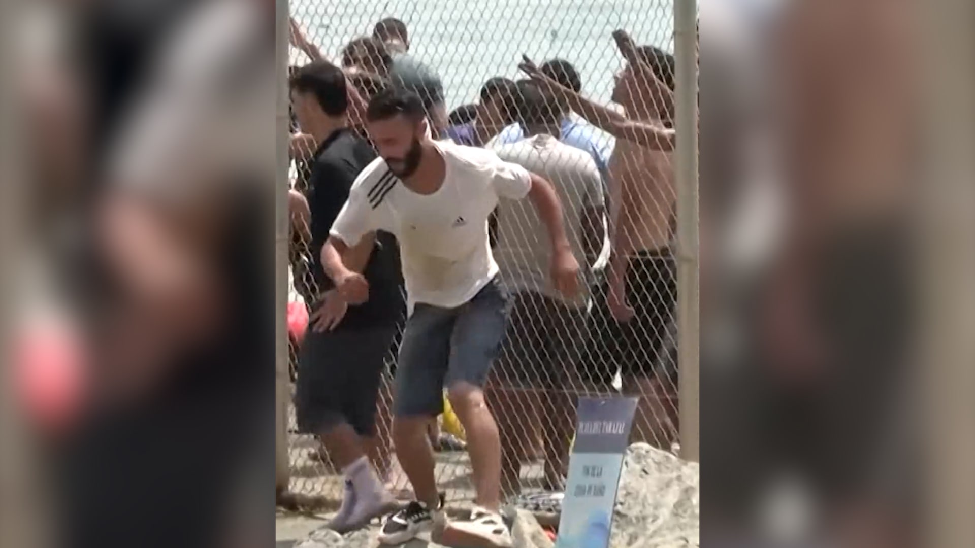 مهاجر مقيم في إسبانيا يصف رحلة عبور عشرات الآلاف إلى "سبتة"