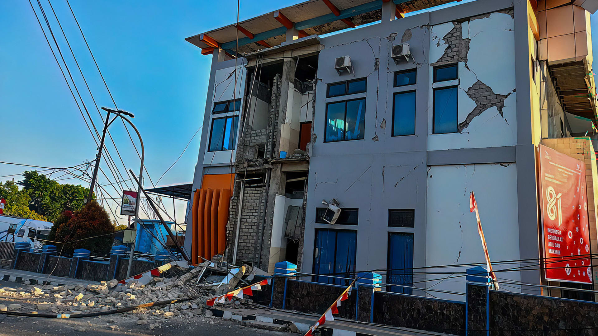 زلزال بقوة 7.7 درجة يضرب إندونيسيا.. سكان يفرّون ومبانٍ تنهار وسط الهزات