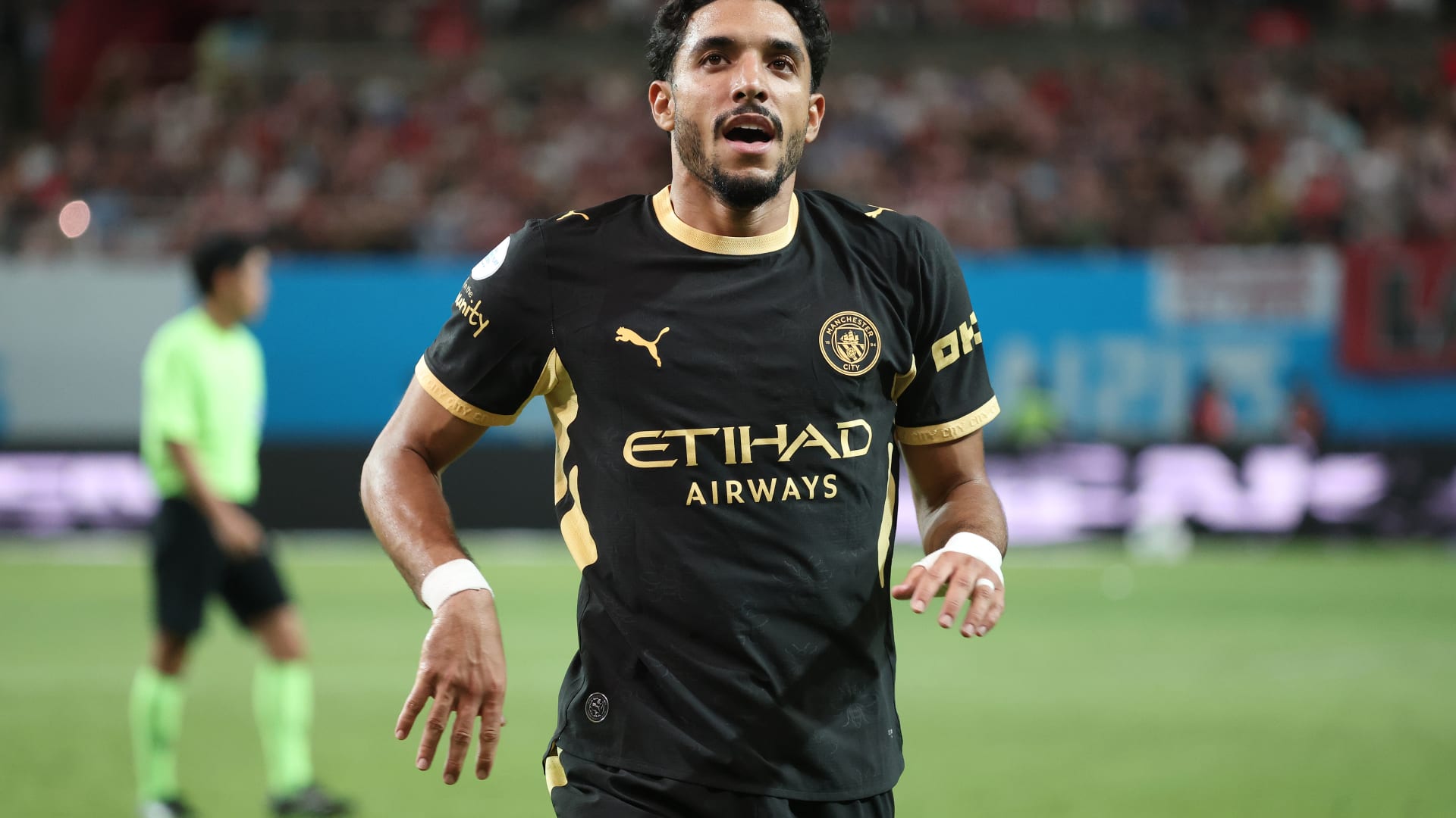 لاعب منتخب مصر عمر مرموش يحتفل بزفافه في إيطاليا.. والعروس تتألق بثلاثة فساتين