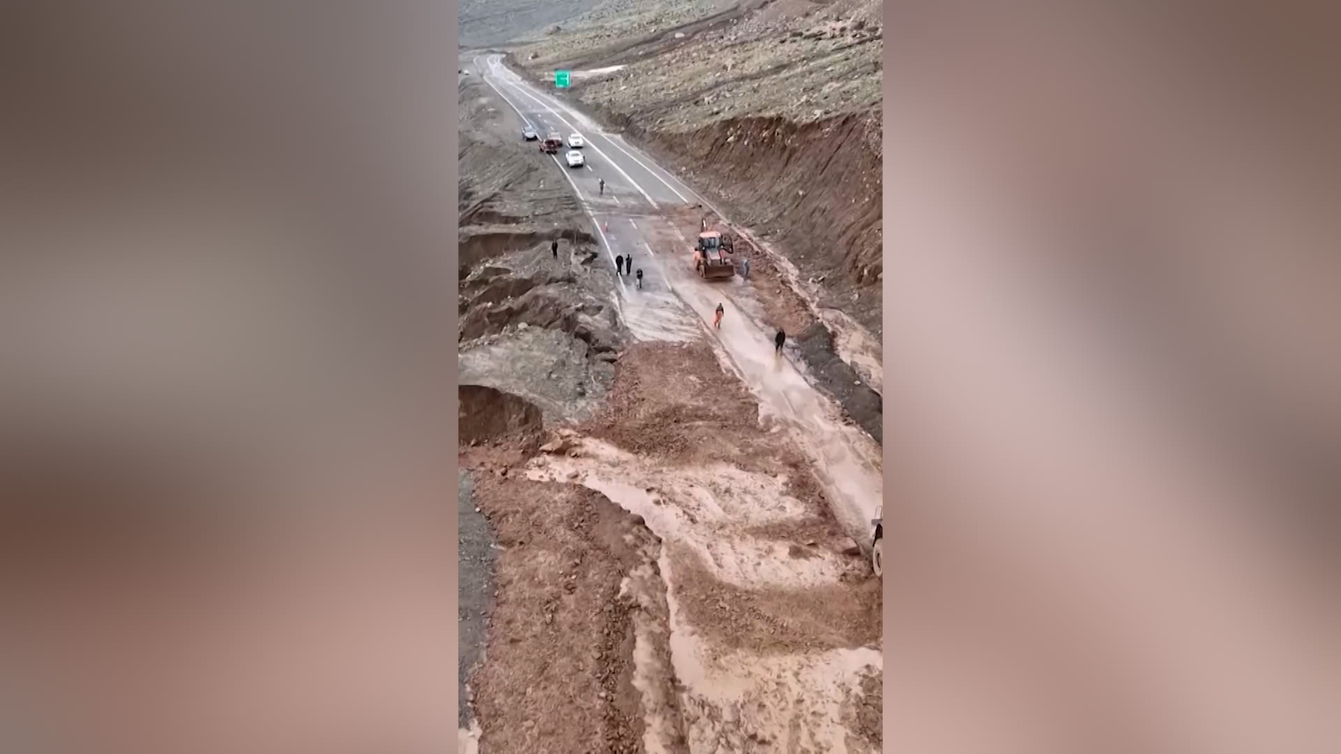 شاهد.. سيول عارمة تجرف السيارات وتهدد المنازل في تشيلي والسلطات تعلن حالة "كارثة"