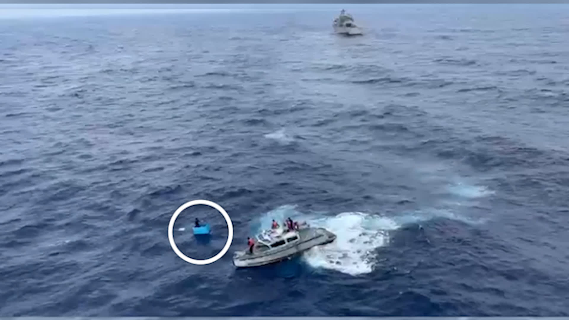 لحظة إنقاذ صيادين جرفتهما المياه لمدة 5 أيام داخل صندوق تبريد دون طعام ولا ماء