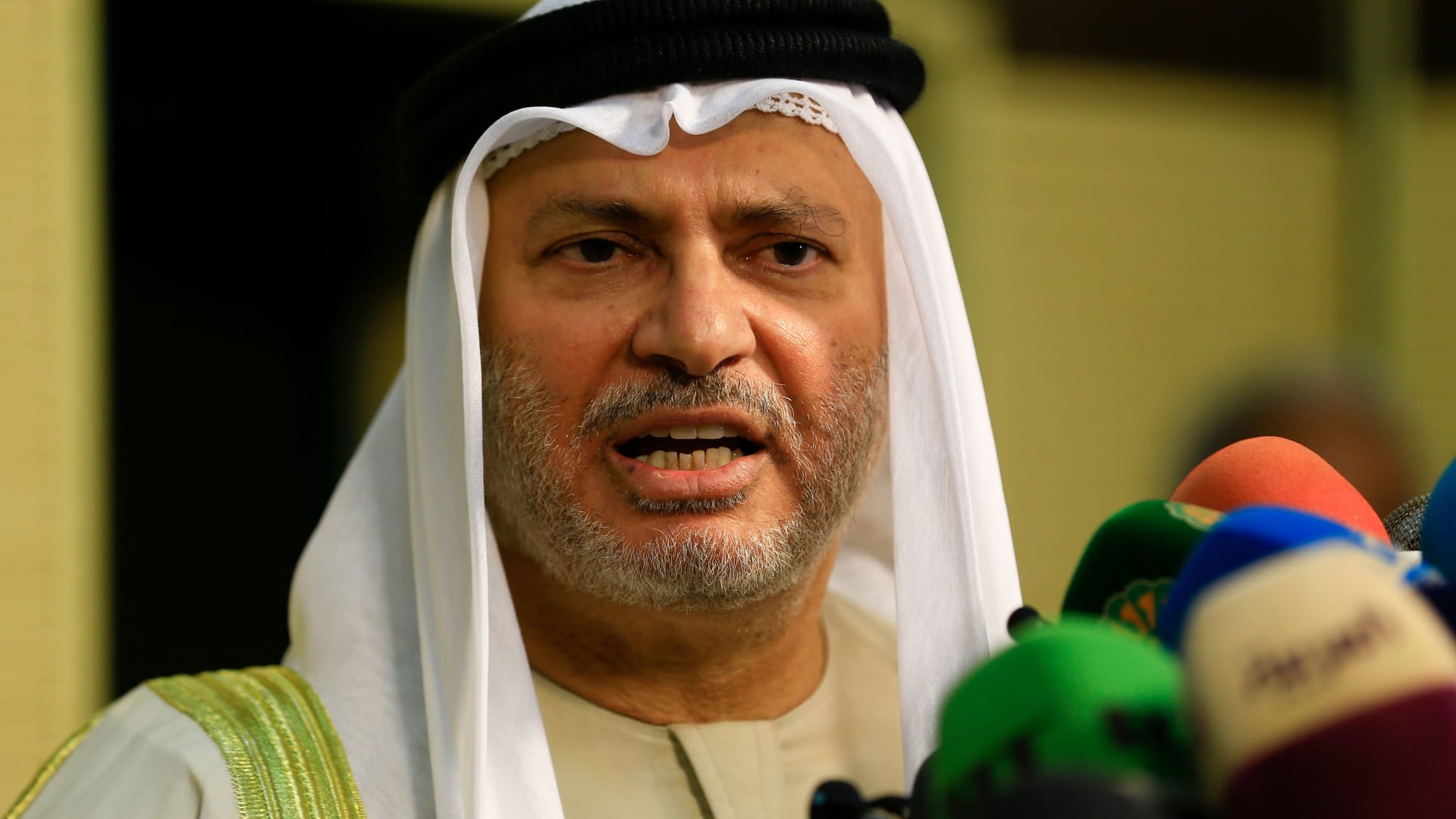 قرقاش: عدوان إيران على دول الخليج “أخطأ الهدف” وعمّق مأزقها