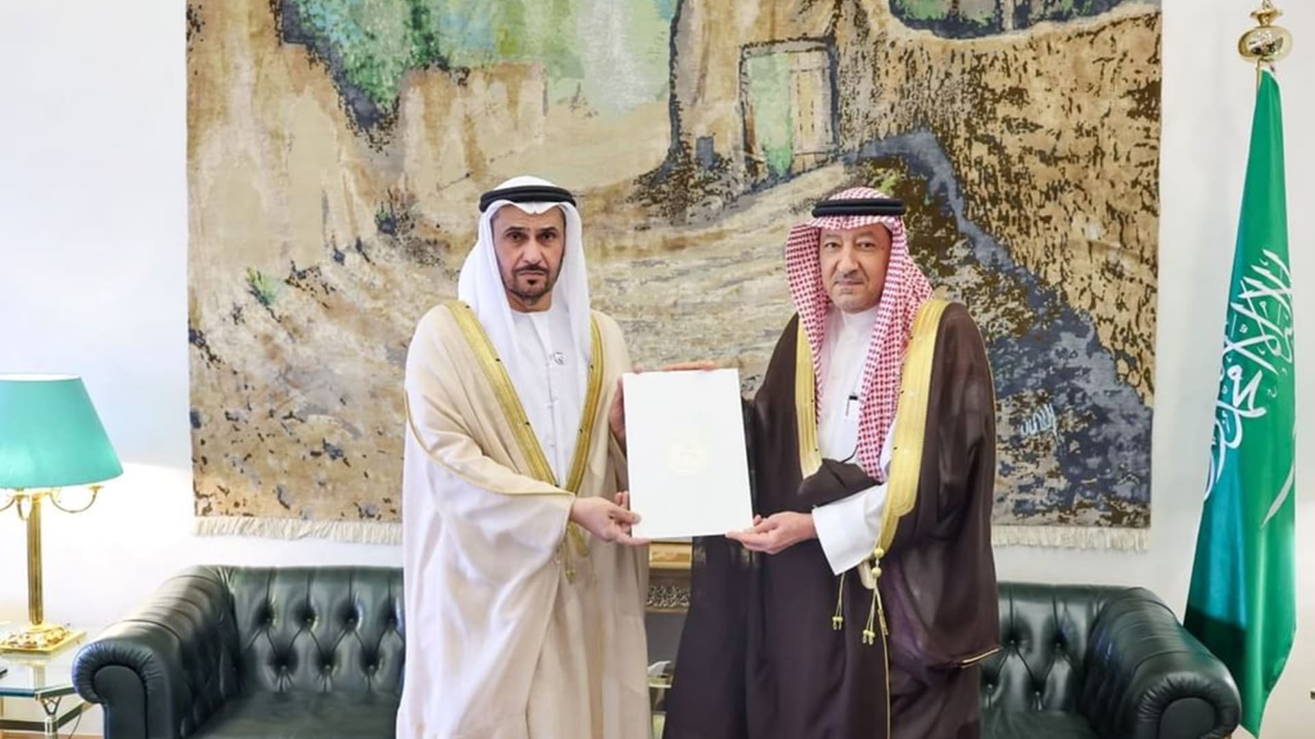 رسالة خطية من رئيس الإمارات إلى ملك السعودية.. ماذا تضمنت؟