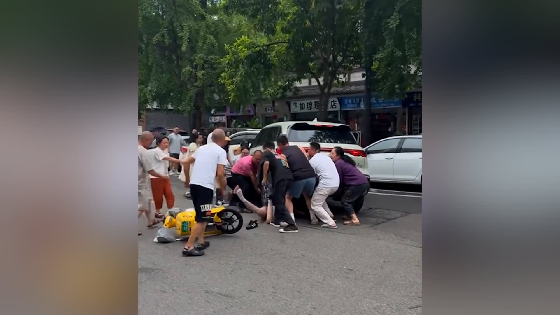 فتاة عالقة تحت سيارة في الصين.. شاهد كيف أنقذها المارة