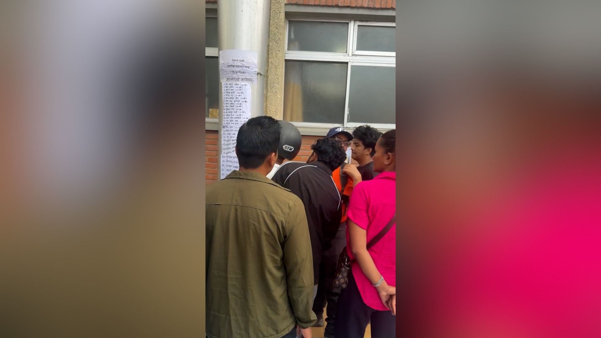 شاهد.. عائلات تبحث بين صور الجثث عن أحبائها بعد كارثة نيبال