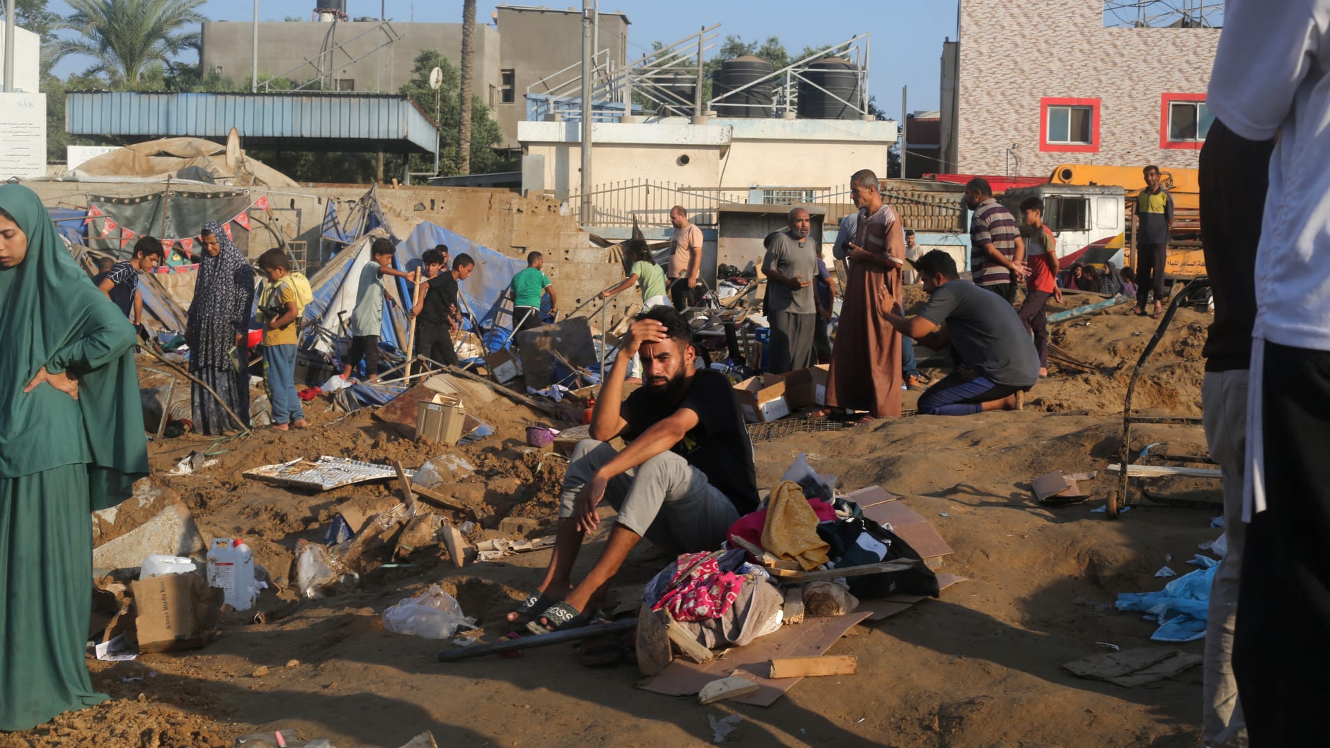مسؤول فلسطيني: ضربة تستهدف مستشفى بغزة والجيش الإسرائيلي يعلق