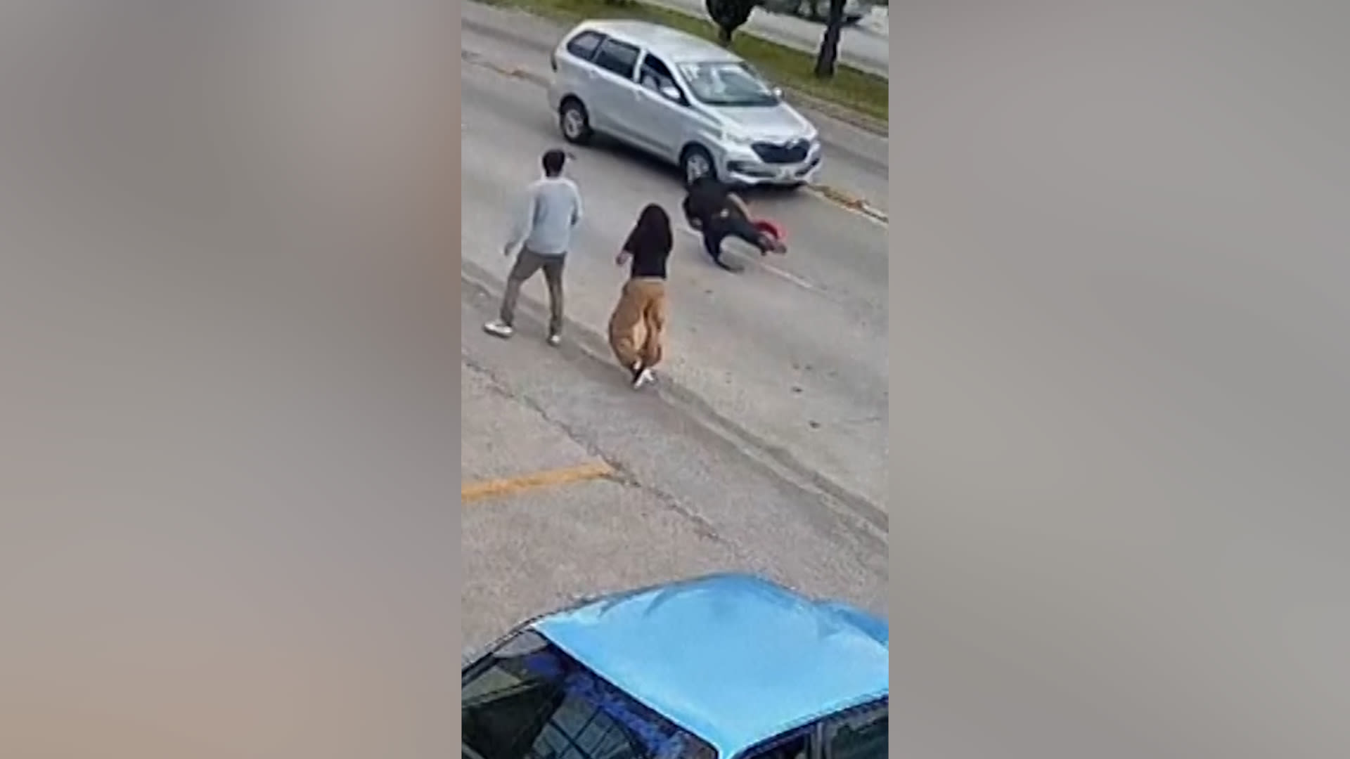 كاميرا مراقبة ترصد إنقاذ طفل بأعجوبة بعدما ركض نحو سيارات مسرعة في المكسيك
